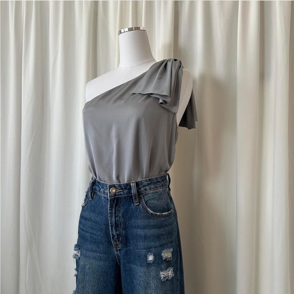 Milly Tops - Milly Cindy One-Shoulder Stretch Silk Top in gray size Large.